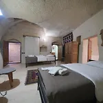 View Cave فندق